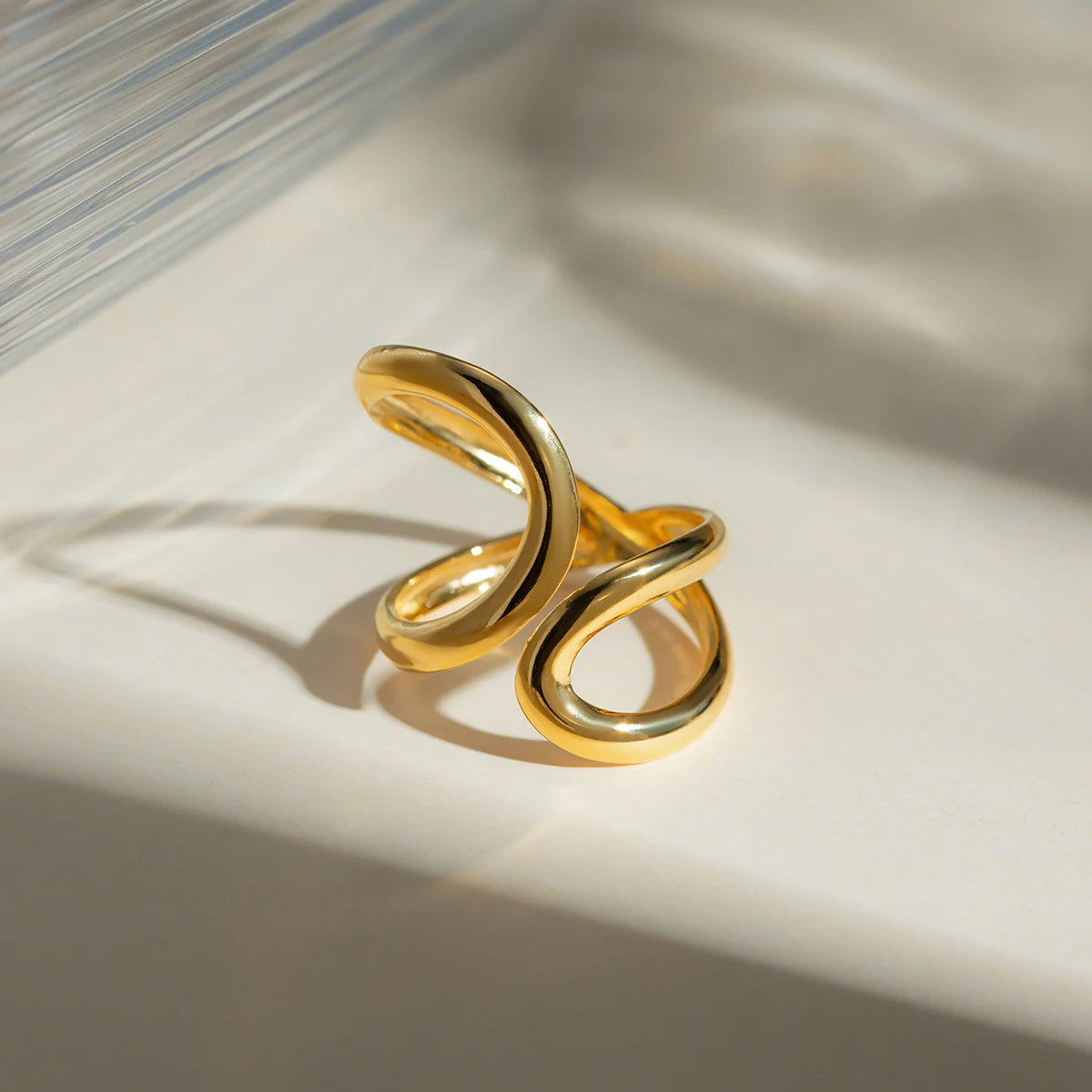 Edelstahl Anti-Allergie Wellenförmiger Unregelmäßiger Geometrie Hohlöffnung Ring Stilvoll PVD 18k Beschichtet Frei Temperament Schmuck Damen