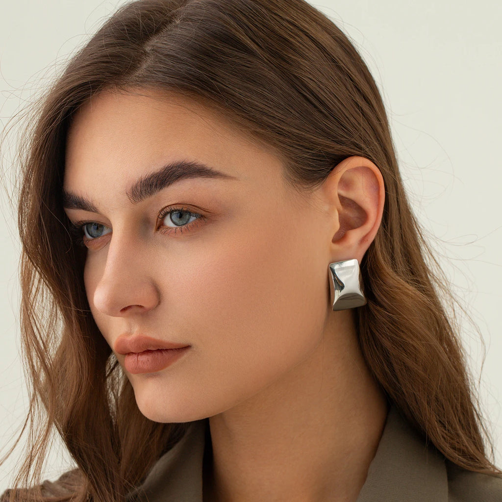 گوشواره زنانه ضد حساسیت با روکش طلای 18 عیار، استیل ضد زنگ مقاوم در برابر تغییر رنگ، آینه‌ای، مربعی شکل و ضخیم با میخ‌های برجسته