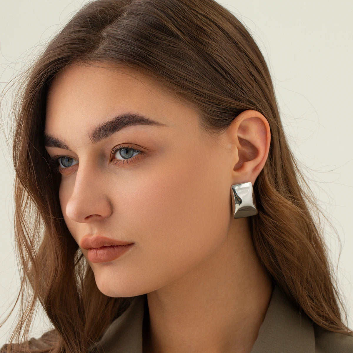 گوشواره زنانه ضد حساسیت با روکش طلای 18 عیار، استیل ضد زنگ مقاوم در برابر تغییر رنگ، آینه‌ای، مربعی شکل و ضخیم با میخ‌های برجسته