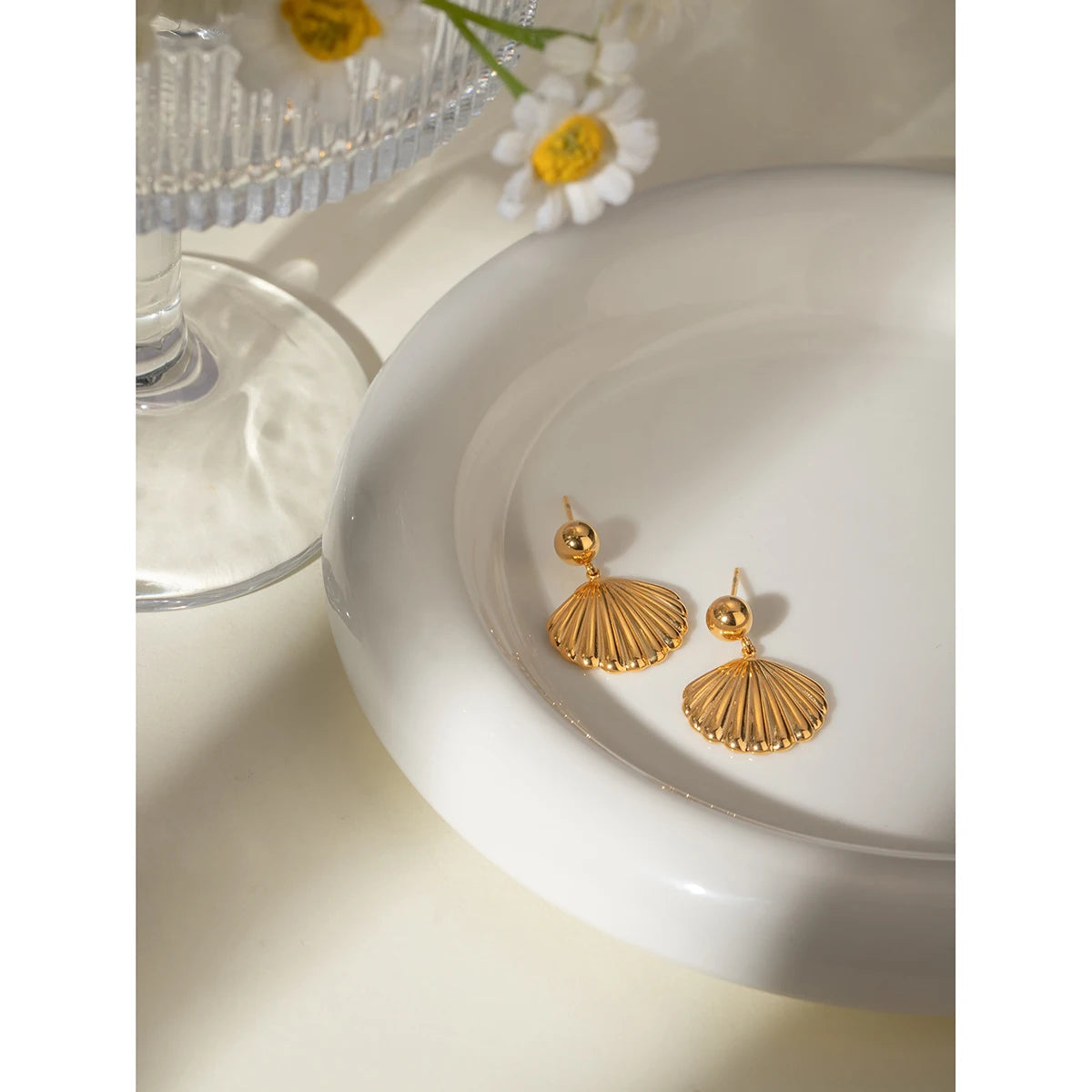 18K forgyldt rustfrit stål Sea Shell Ørering Hængende lille kugle Metaltekstur Vandafvisende Hypoallergen Finpoleret