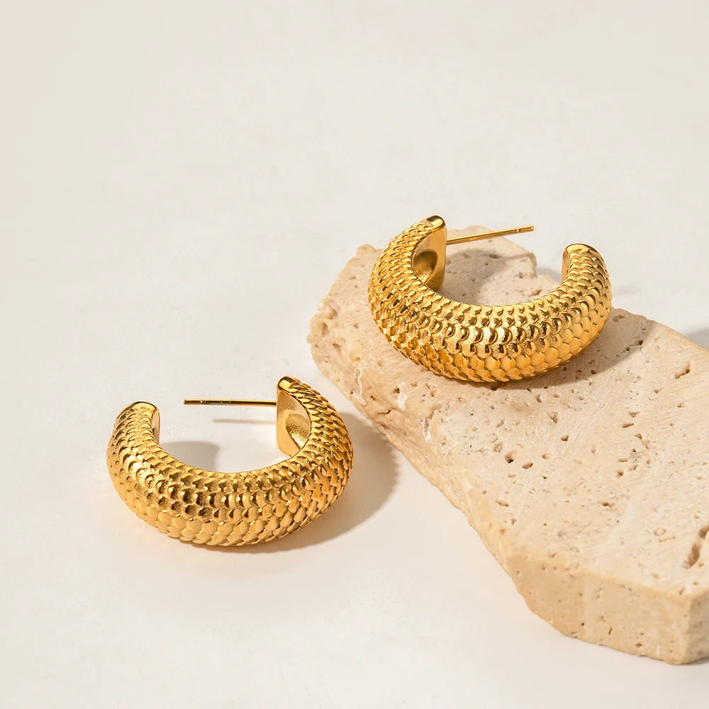 18K guldbelagt kreativ anløbsfri rustfrit stål fiskeskala tekstur C-formede øreringe metal tekstur mode smykker