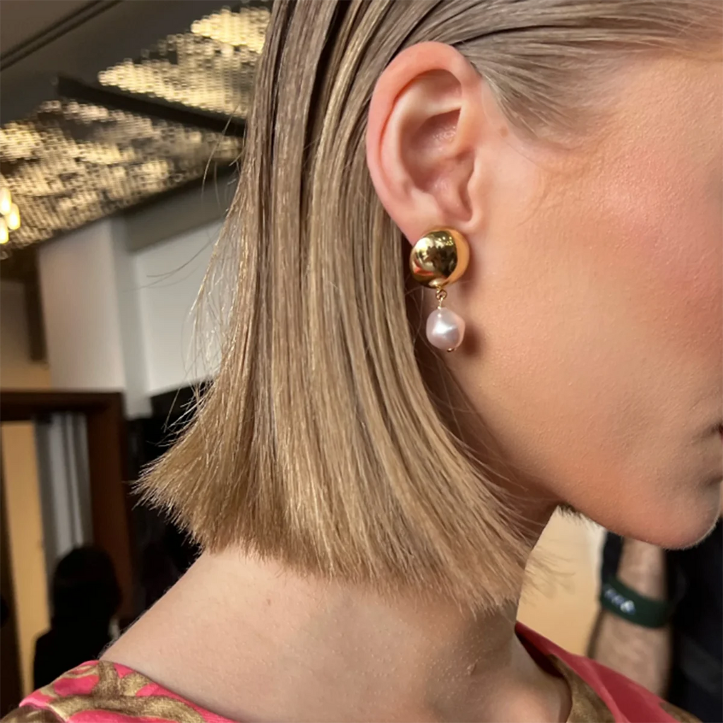 Exquisite 18K PVD-beschichtete Edelstahl zarte runde glatte hängende weiße Imitationsperlenohrringe für Frauen stilvoller Schmuck