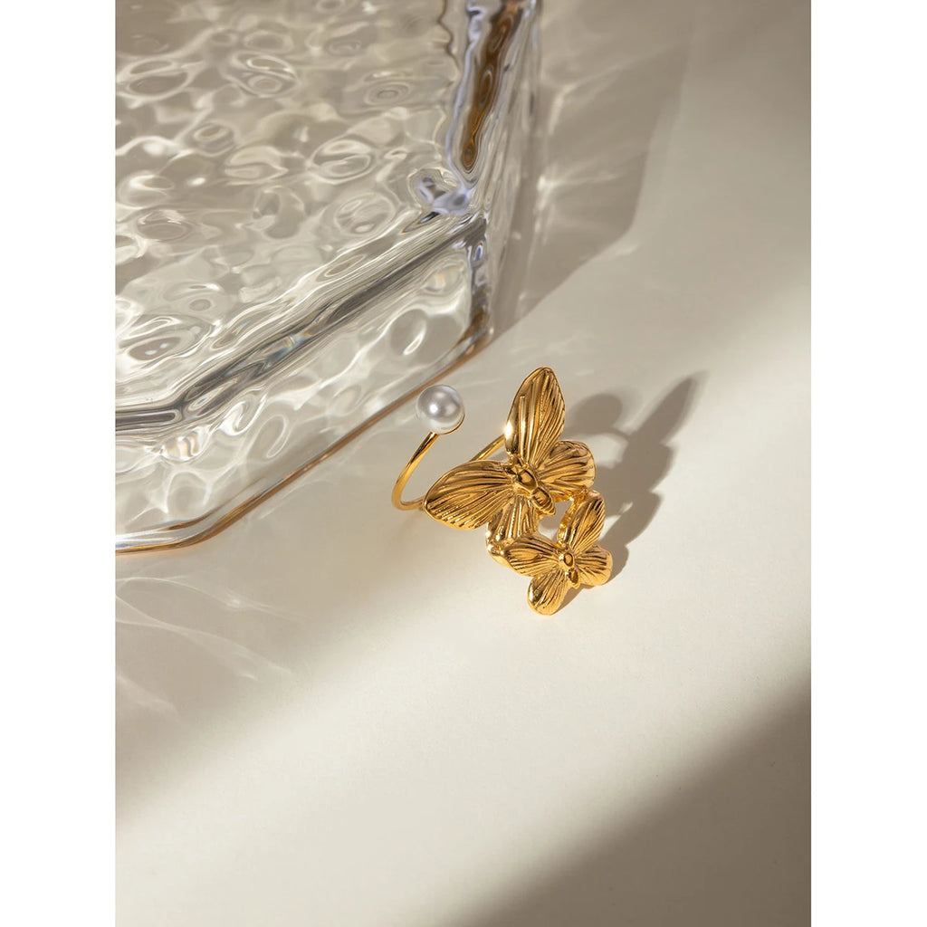 Exquisiter 18K PVD-beschichteter Edelstahl, zarter doppelter Schmetterling, Perle, asymmetrischer Öffnungsring, Damen Charmschmuck