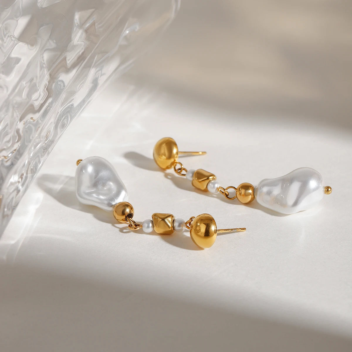 Geometrische 18k vergoldete Edelstahl-Ohrringe mit eleganten Imitationsperlen für Frauen, allergiepräventiver Schmuck, Gala-Geschenk