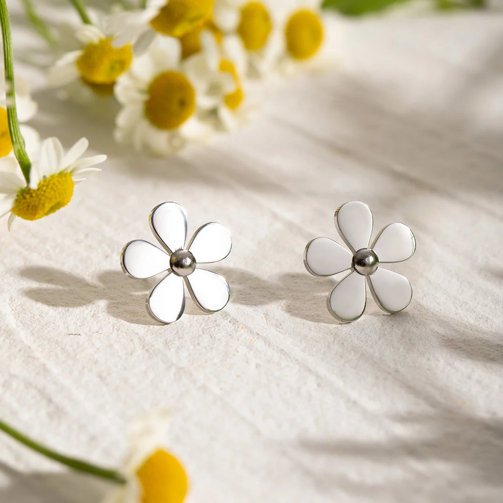 Orecchini da donna eleganti a margherita piccola a cinque petali in acciaio inossidabile placcato in oro 18K PVD di lusso leggero, gioielli affascinanti da dichiarazione
