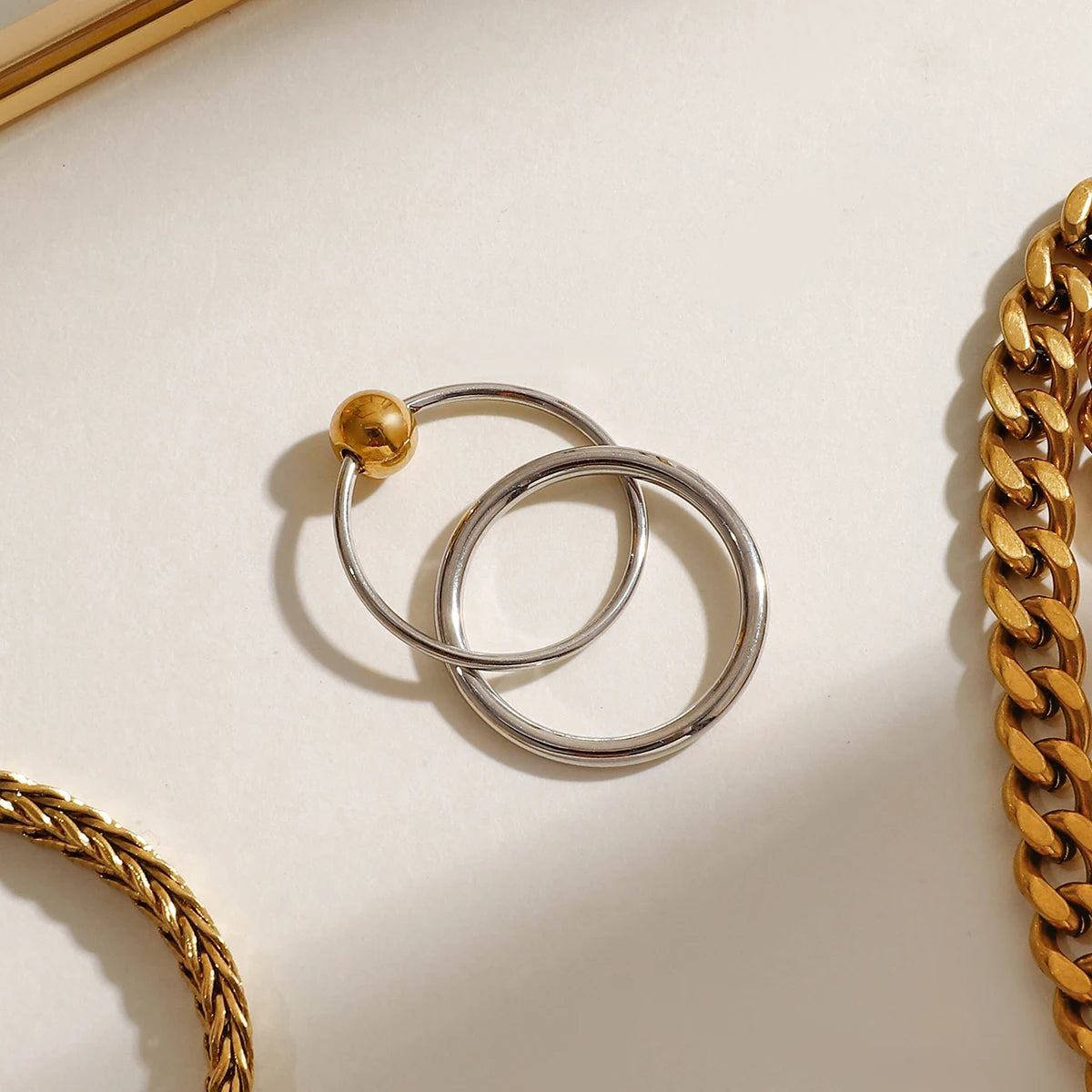 Bague personnalisée Zora minimaliste en acier inoxydable plaqué or 18 carats, double boucle croisée bicolore or et argent avec boule