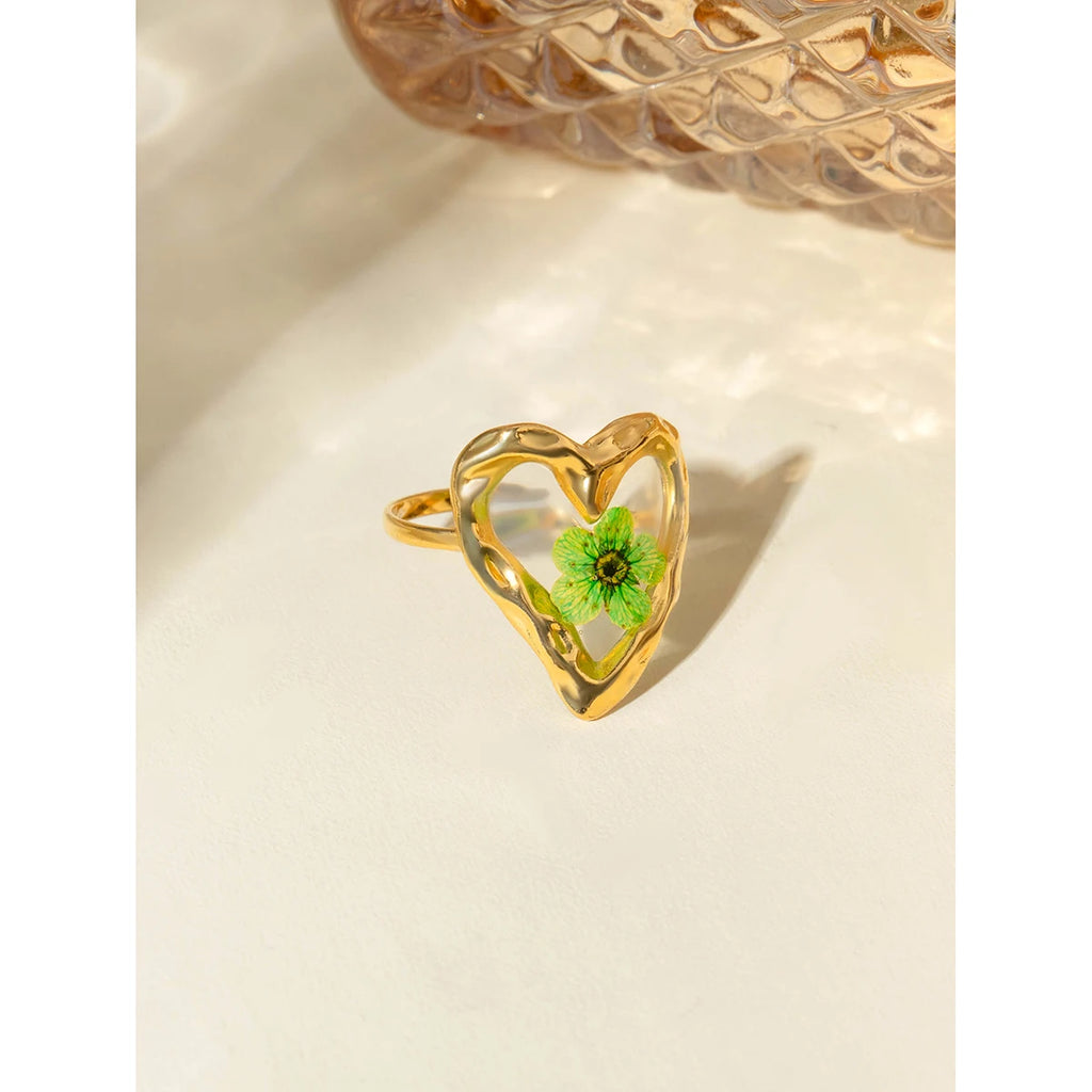 Edelstahl 18K PVD-beschichteter Liebesherzförmiger Blumenring mit getrockneter grüner Pflaume für Damen, Sandstrand, hochwertiger Charmschmuck