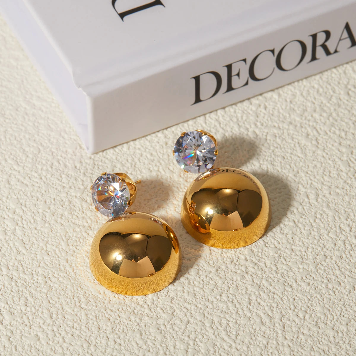 Exquisitos pendientes de moda de alta calidad de acero inoxidable con gota hemisférica de circonia cúbica, chapados en PVD 18K, joyería de moda y regalo.