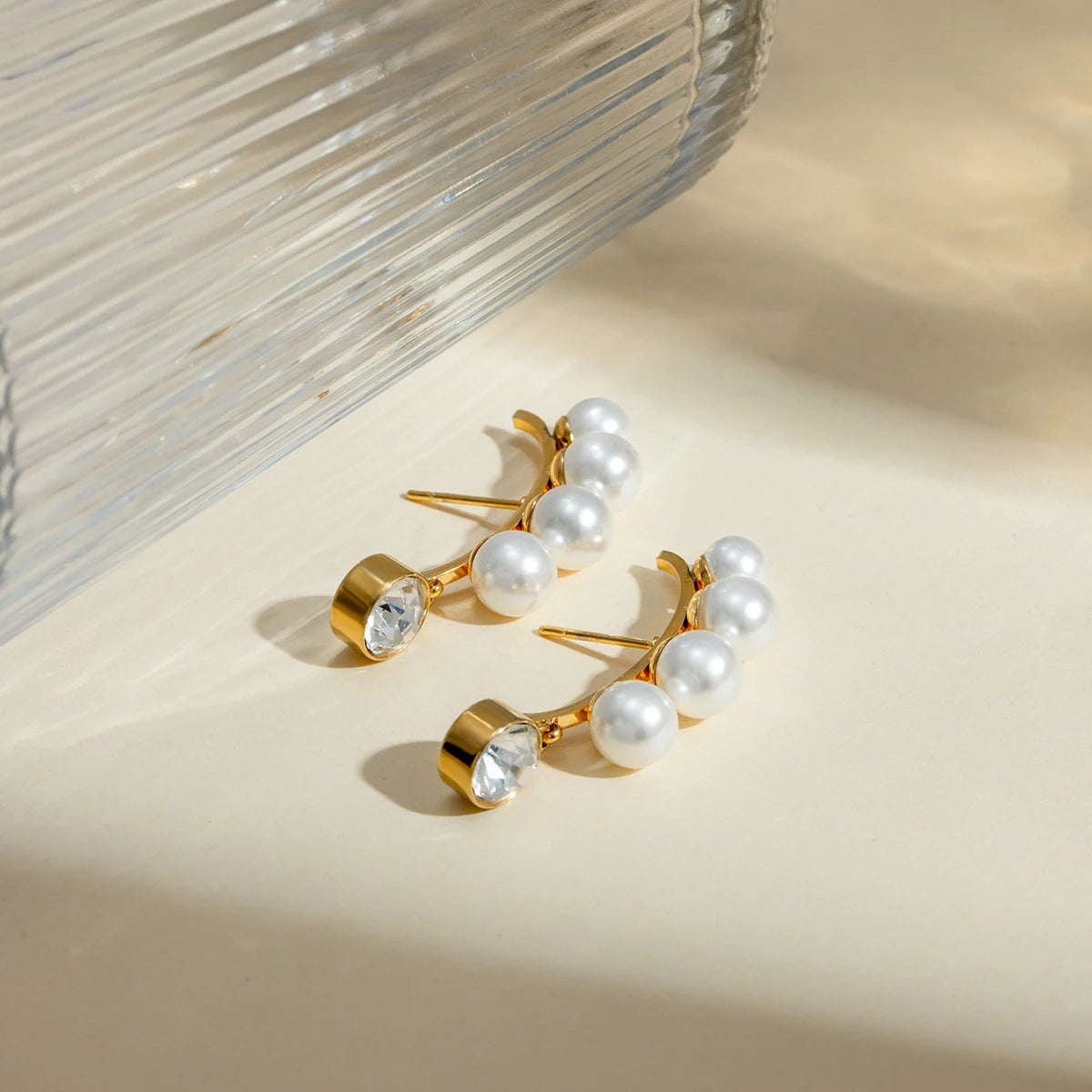 18k vergoldete, rostfreie Edelstahl-Ohrringe mit gebogenem Perlenanhänger, Zirkon-Einlage, exquisite Sommer-anti-allergische Schmuckstücke