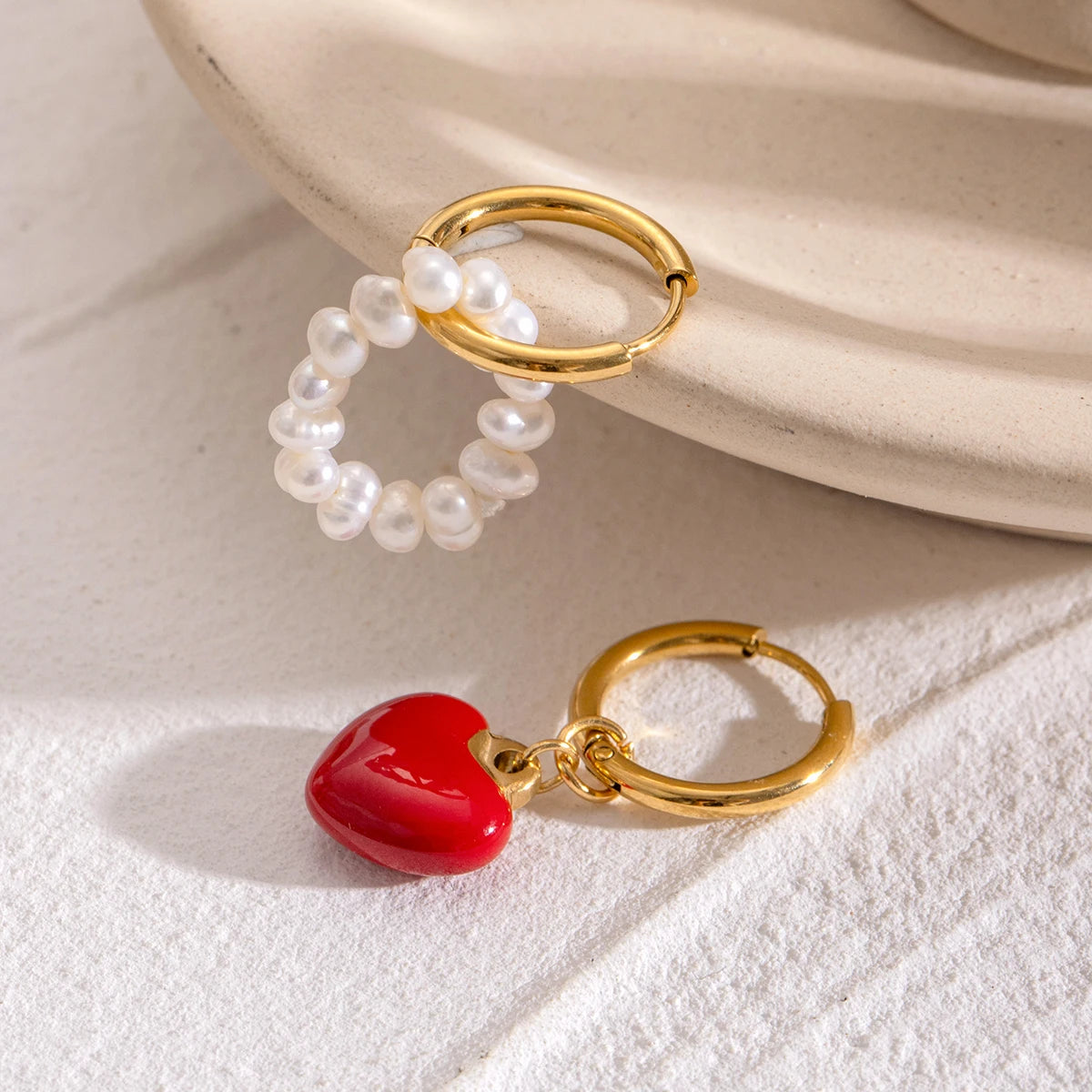 Boucles d'oreilles pour femmes en acier inoxydable, plaquées or 18 carats, perle d'eau douce, cœur à boucle rouge avec goutte d'huile, bijoux antirouille, déclaration