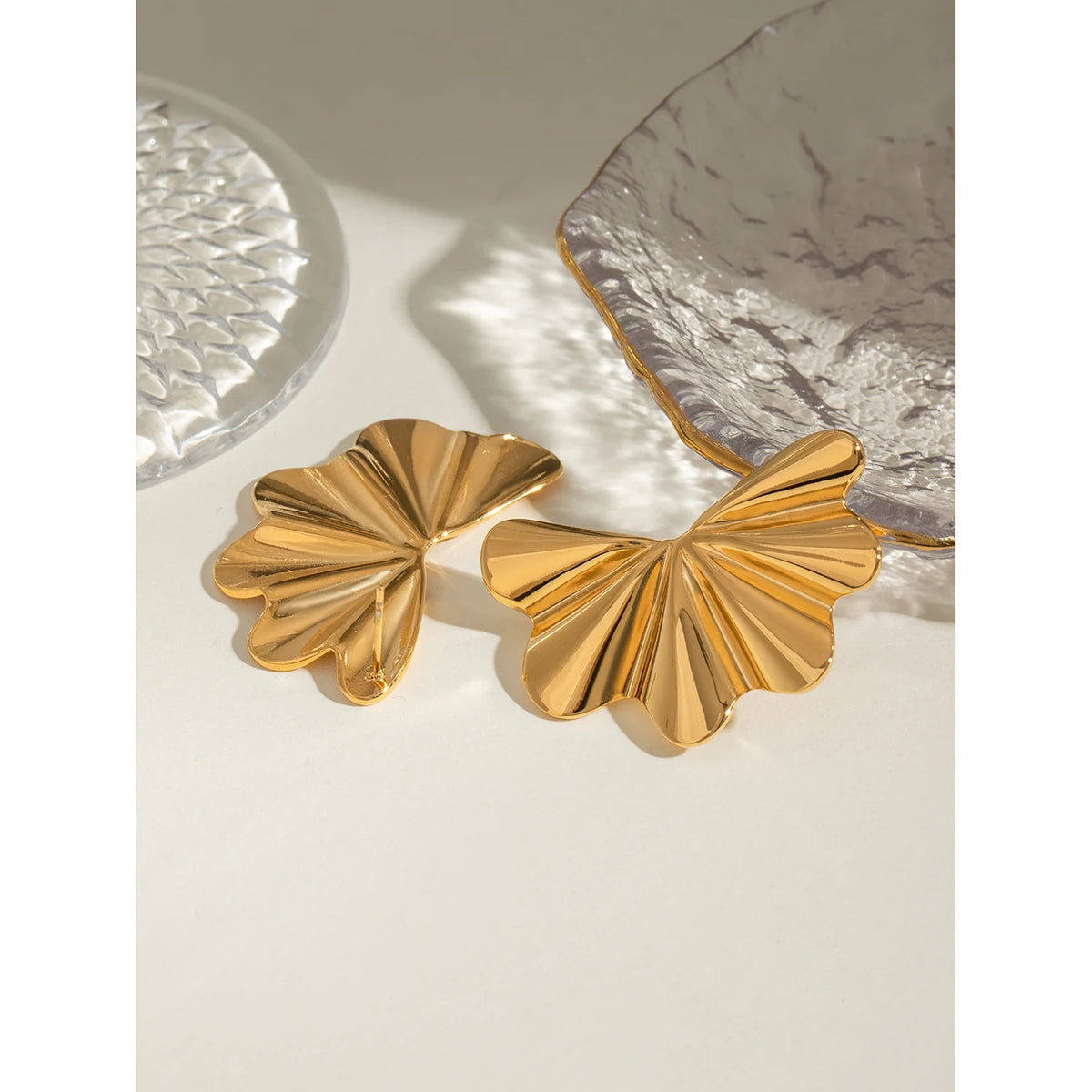 Minimalistische 18K vergoldete Edelstahl glänzende Blüten-Ohrringe für Frauen, tägliche Metallstruktur, trendiger Charme Schmuck Bijoux