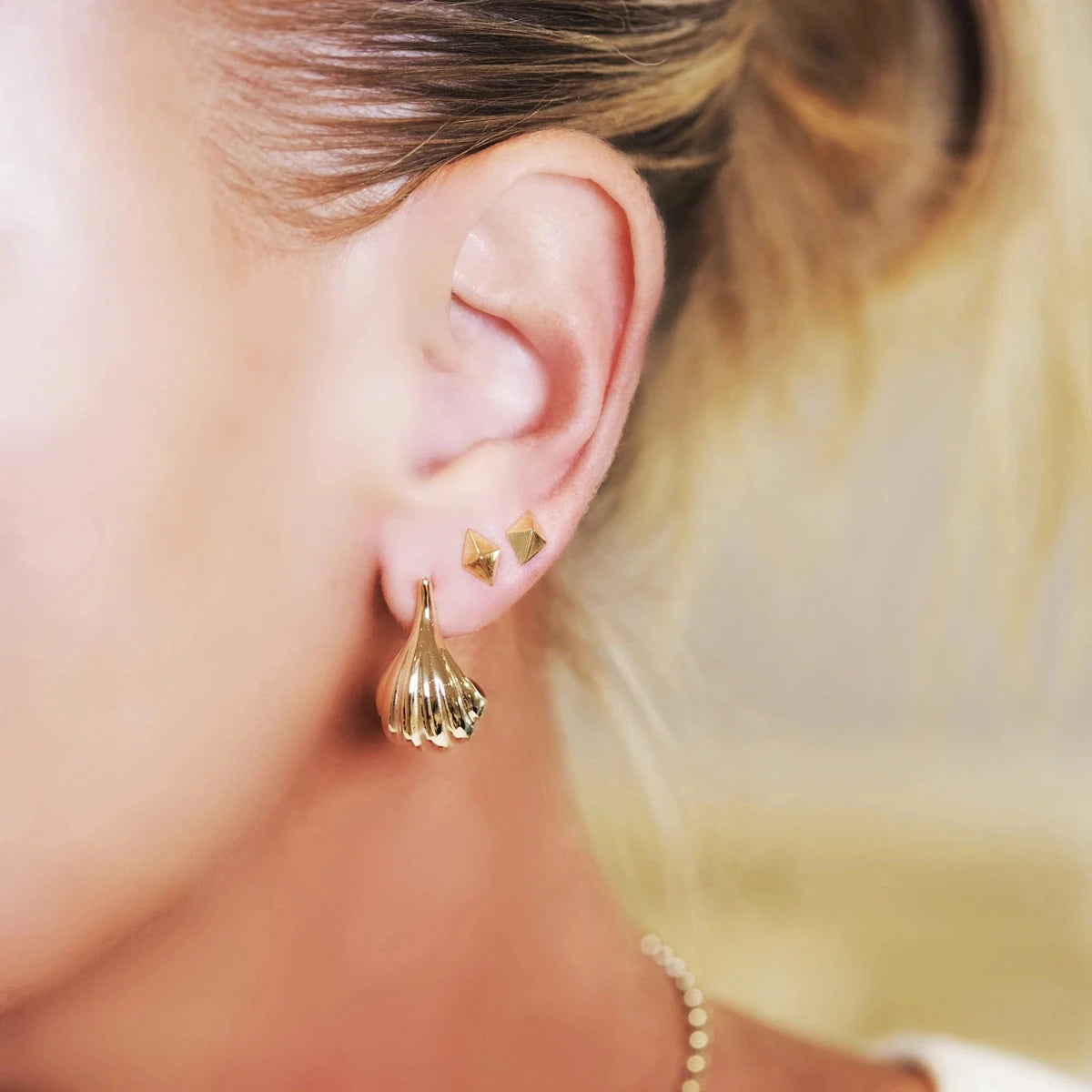 Geometriske vandtætte 18 karat forgyldte rustfrit stål tekstur buede øreringe charme metalerklæring Anti-allergiske smykker