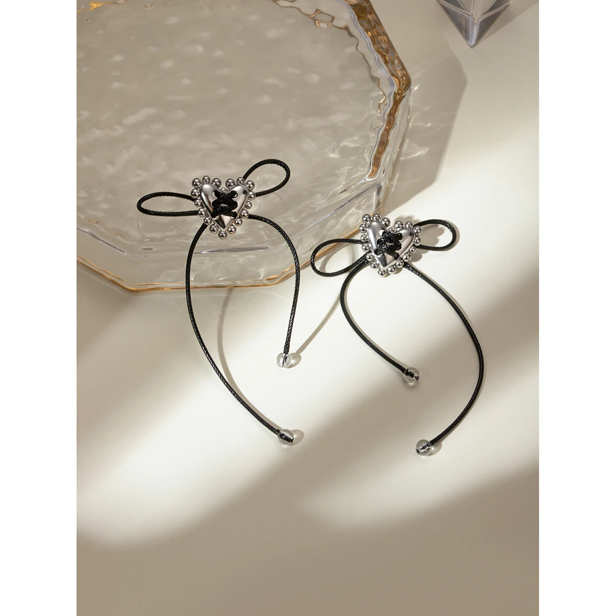 Pendientes de cordón de cera negra con corazón gótico de estilo Y2K ligero y acogedor chapado en color acero minimalista para mujer, joyería llamativa encantadora