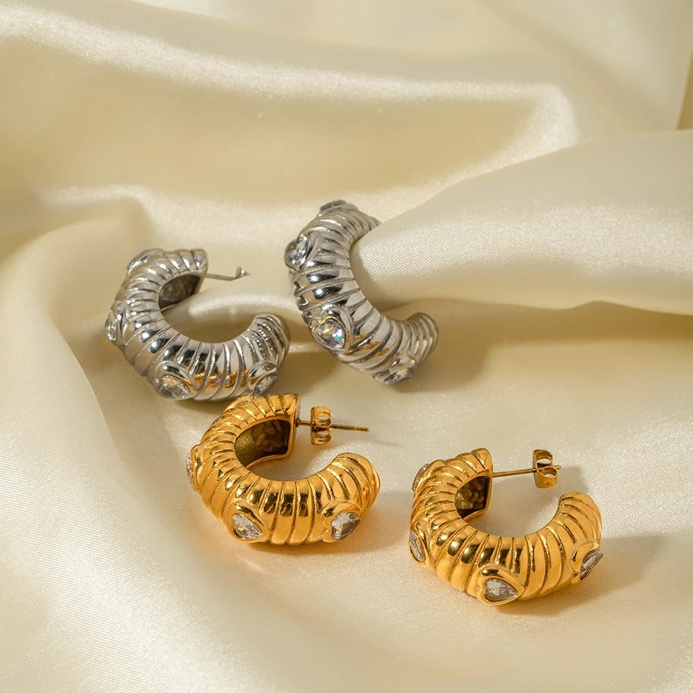 Rustfrit stål stilfulde 18K forgyldte panerede tekstur C-formede øreringe indlagt med zirkon kvinder højkvalitets cirkeløreringe