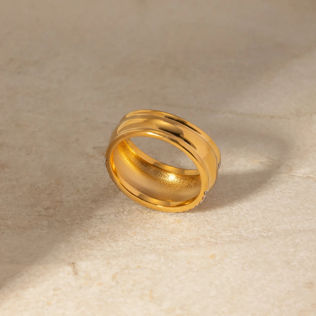 Anillo liso de cierre minimalista de acero inoxidable con incrustación de piedra de imitación, chapado en oro de 18k, a prueba de óxido, previene alergias, joyería de encanto de moda.