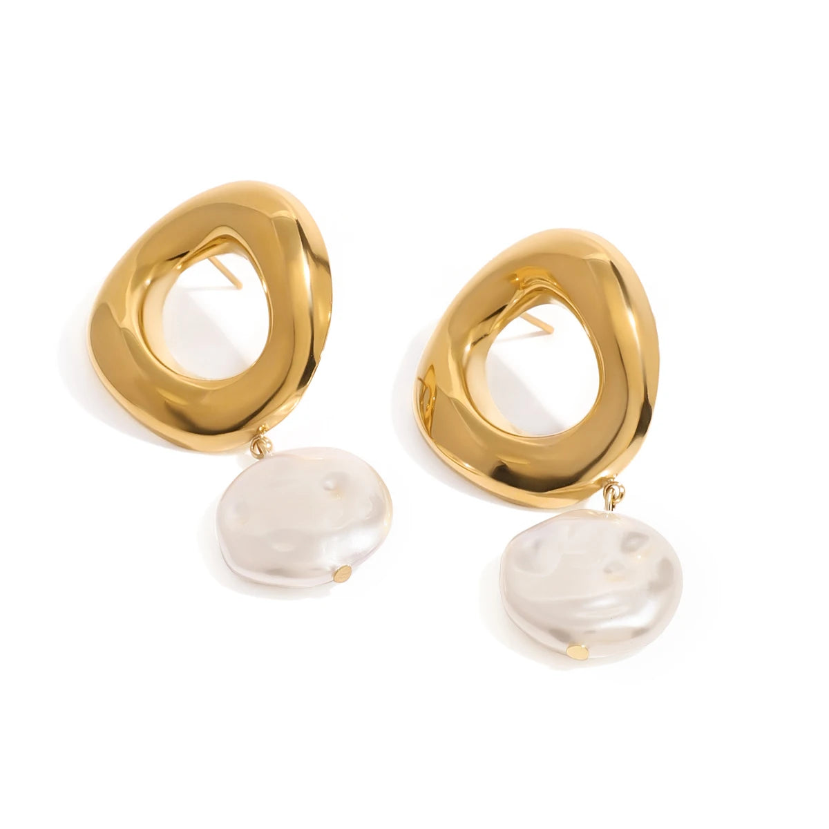 18K vergoldete Edelstahl-Imitationsmuschelperlen Hohle runde Anhängerohrringe Zarte wasserfeste tägliche Schmuckstücke