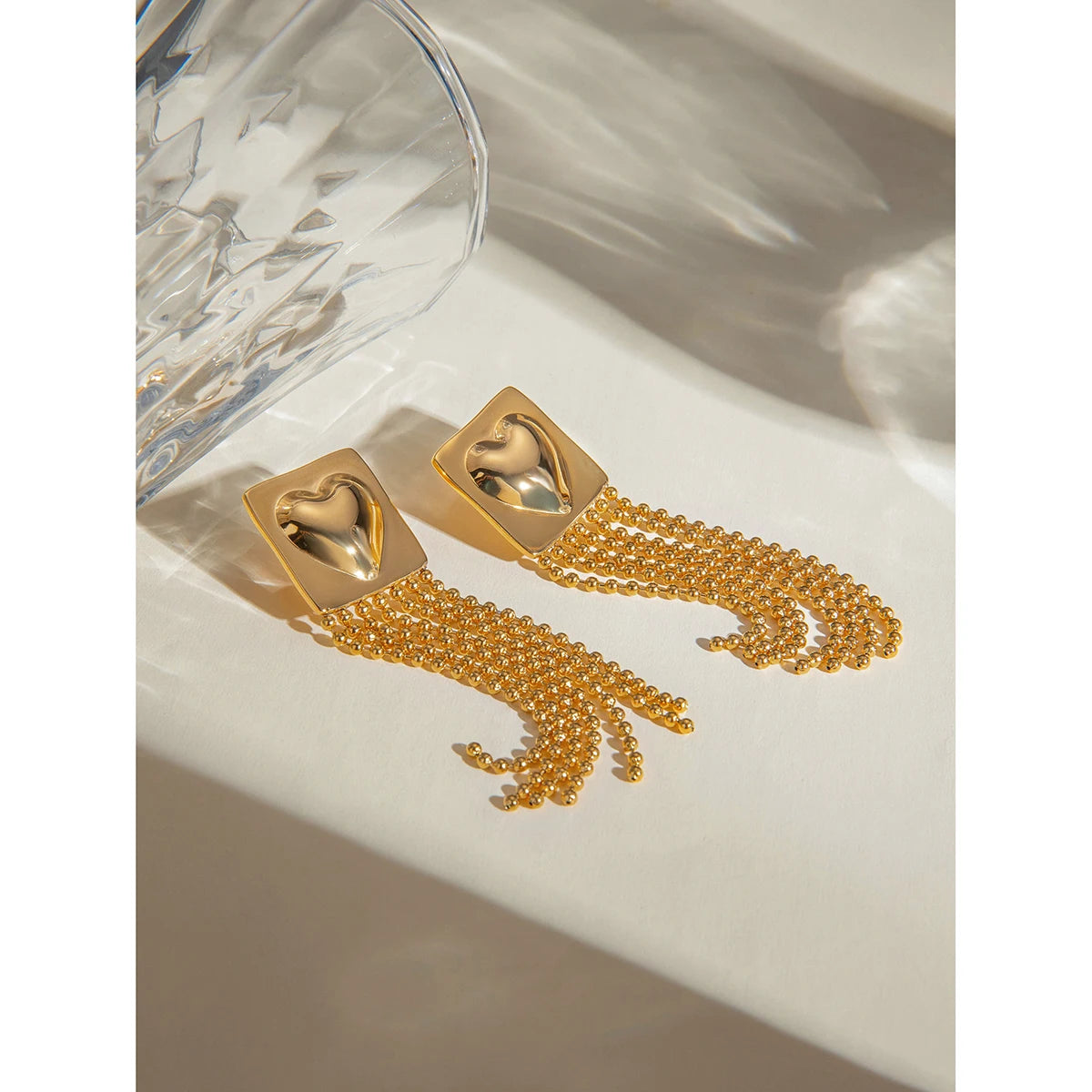 Anti-Allergisch 18K vergoldete glatte quadratische Ohrringe mit Herzanhänger und Quaste aus Edelstahl, zarte und temperamentvolle Schmuckstücke