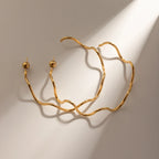 Trendy 18 karat forgyldt rustfrit stål C-formede bølgeøreringe Stilfulde vandtætte temperament Fashion overdrevne øresmykker