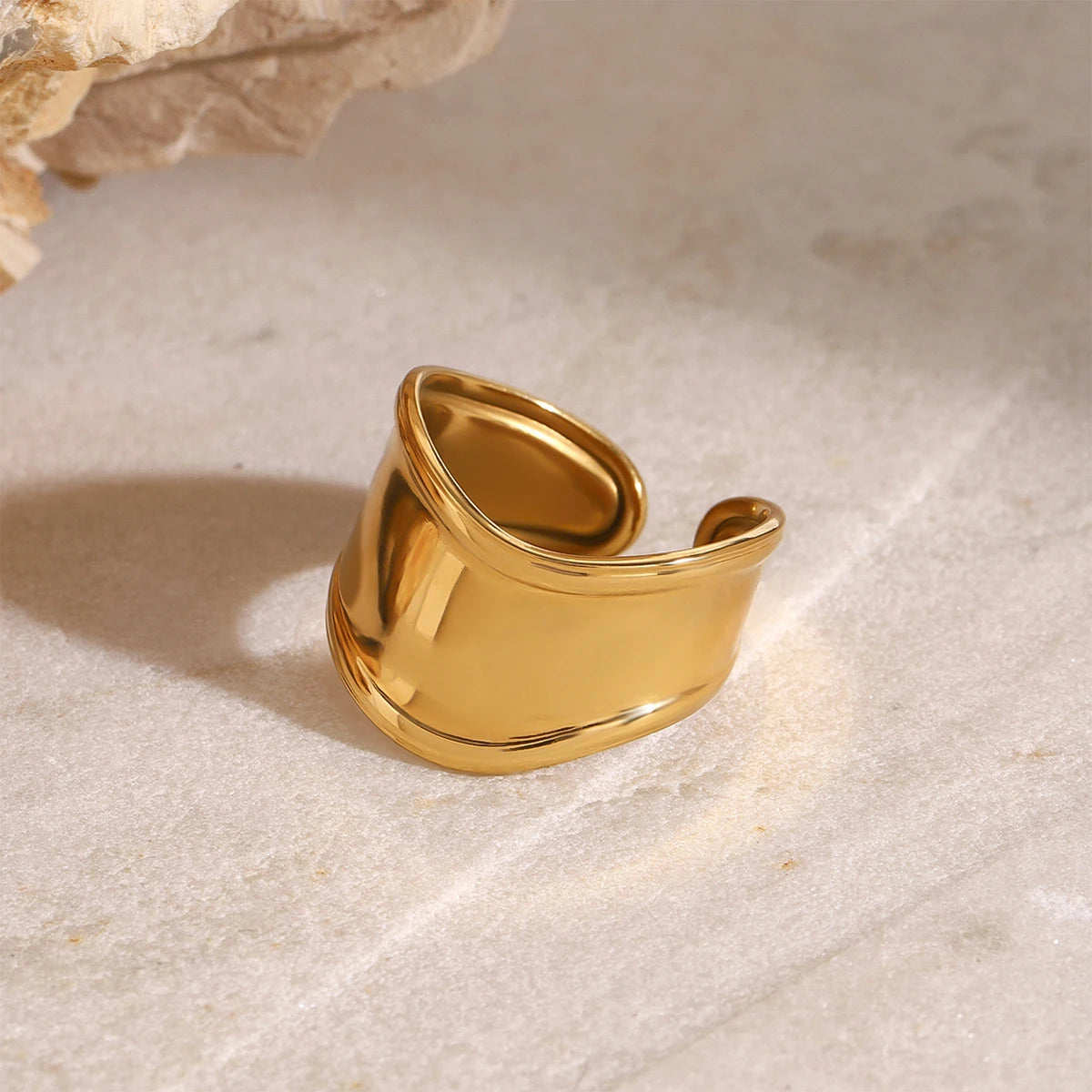 Minimalistischer 18k vergoldeter Edelstahl Hochwertiger glatter unregelmäßiger breiter offener Ring für Frauen Allergieprävention Charm Schmuck