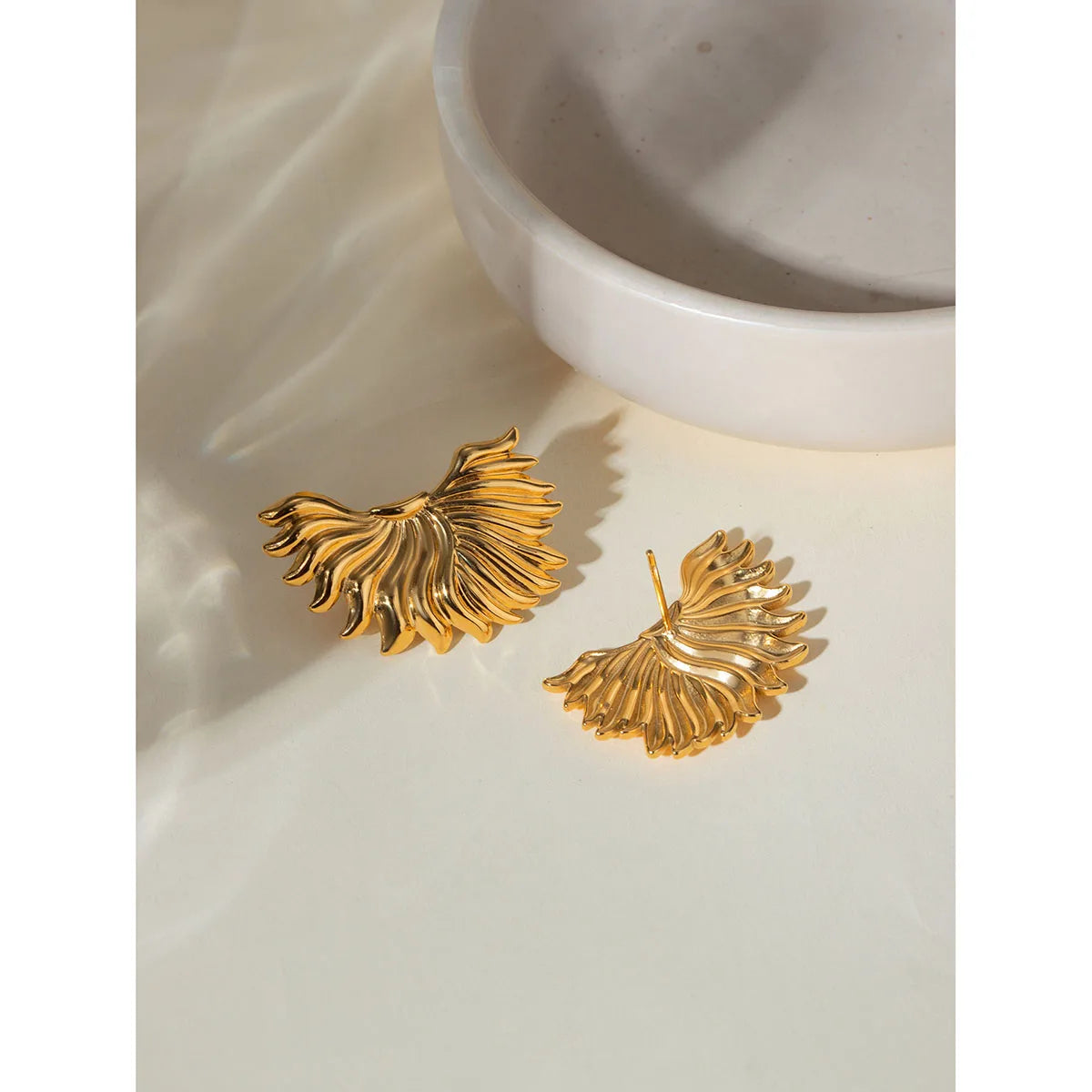 Stilfuld 18K forgyldt rustfrit stål uregelmæssige asymmetriske øreringe Anti-allergisk vandtæt charme Attraktive smykker kvinder