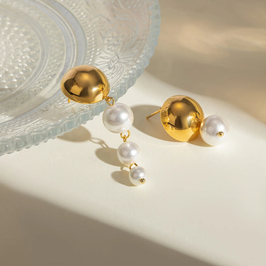 Exquisite 18K PVD-beschichtete Edelstahl zarte runde glatte hängende weiße Imitationsperlenohrringe für Frauen stilvoller Schmuck