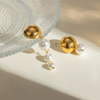 Exquisite 18K PVD-beschichtete Edelstahl zarte runde glatte hängende weiße Imitationsperlenohrringe für Frauen stilvoller Schmuck