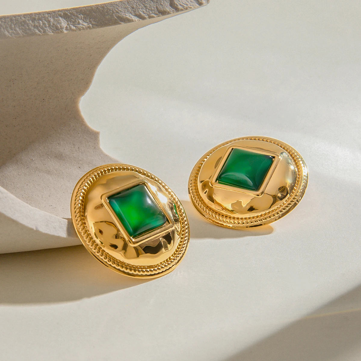 Креативные серьги-гвоздики из нержавеющей стали с позолотой 18К, с инкрустацией зеленой смолой, водонепроницаемые, привлекательные украшения для женщин