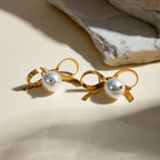 Boucles d'oreilles pendantes en acier inoxydable plaqué or 18 carats avec nœud papillon et perle blanche, étanches, texture métallique simple, bijoux tendance pour femme