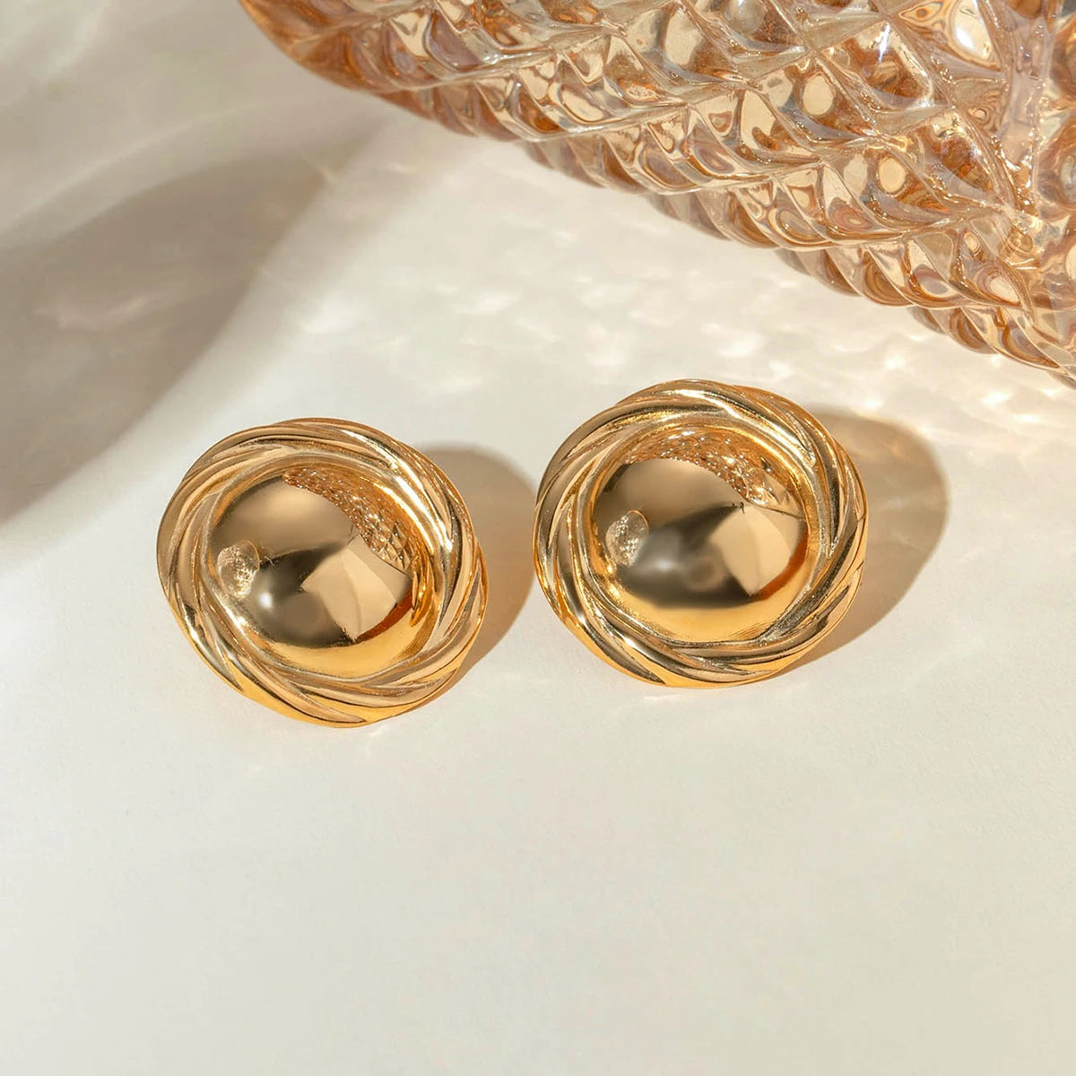 18K vergoldete metallische geometrische Edelstahl glatte runde gedrehte Rand Knopf Ohrringe trendige Damen Premium Gala Schmuck