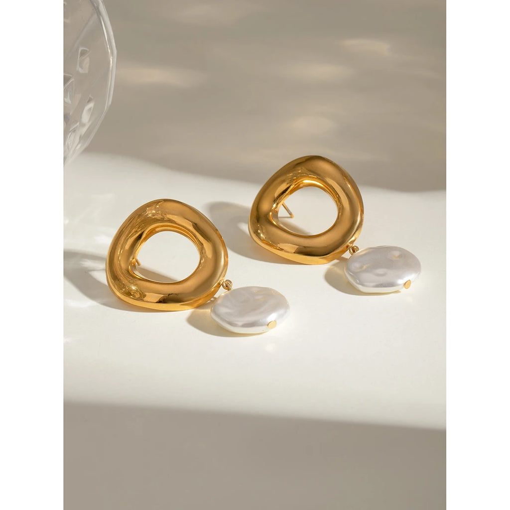 18K vergoldete Edelstahl-Imitationsmuschelperlen Hohle runde Anhängerohrringe Zarte wasserfeste tägliche Schmuckstücke