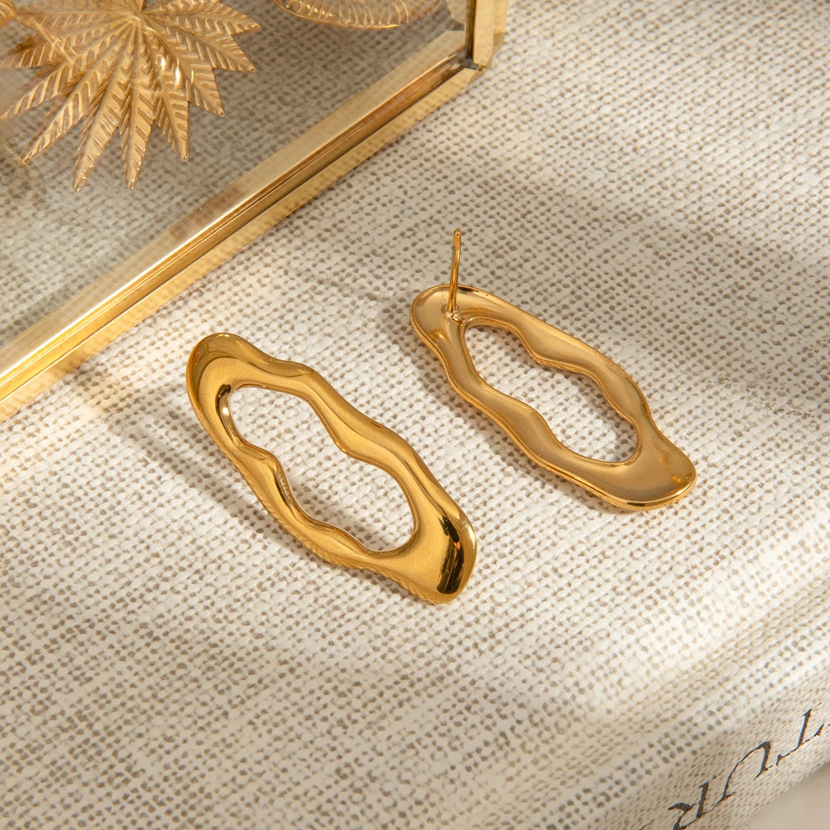 Minimalistische 18k vergoldete Edelstahl-Ohrstecker in unregelmäßiger Lava-O-Form für Frauen, antiallergisch, rostfrei, stilvoller Schmuck