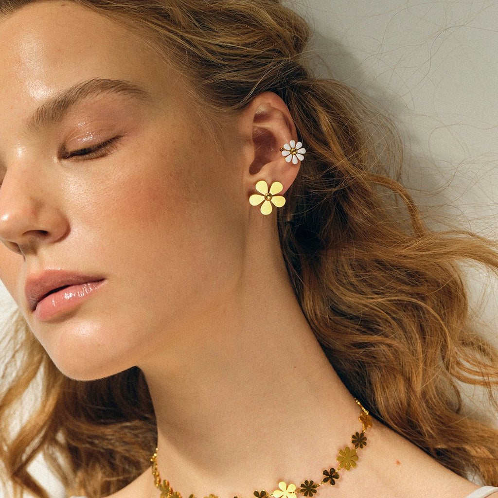 Orecchini da donna eleganti a margherita piccola a cinque petali in acciaio inossidabile placcato in oro 18K PVD di lusso leggero, gioielli affascinanti da dichiarazione