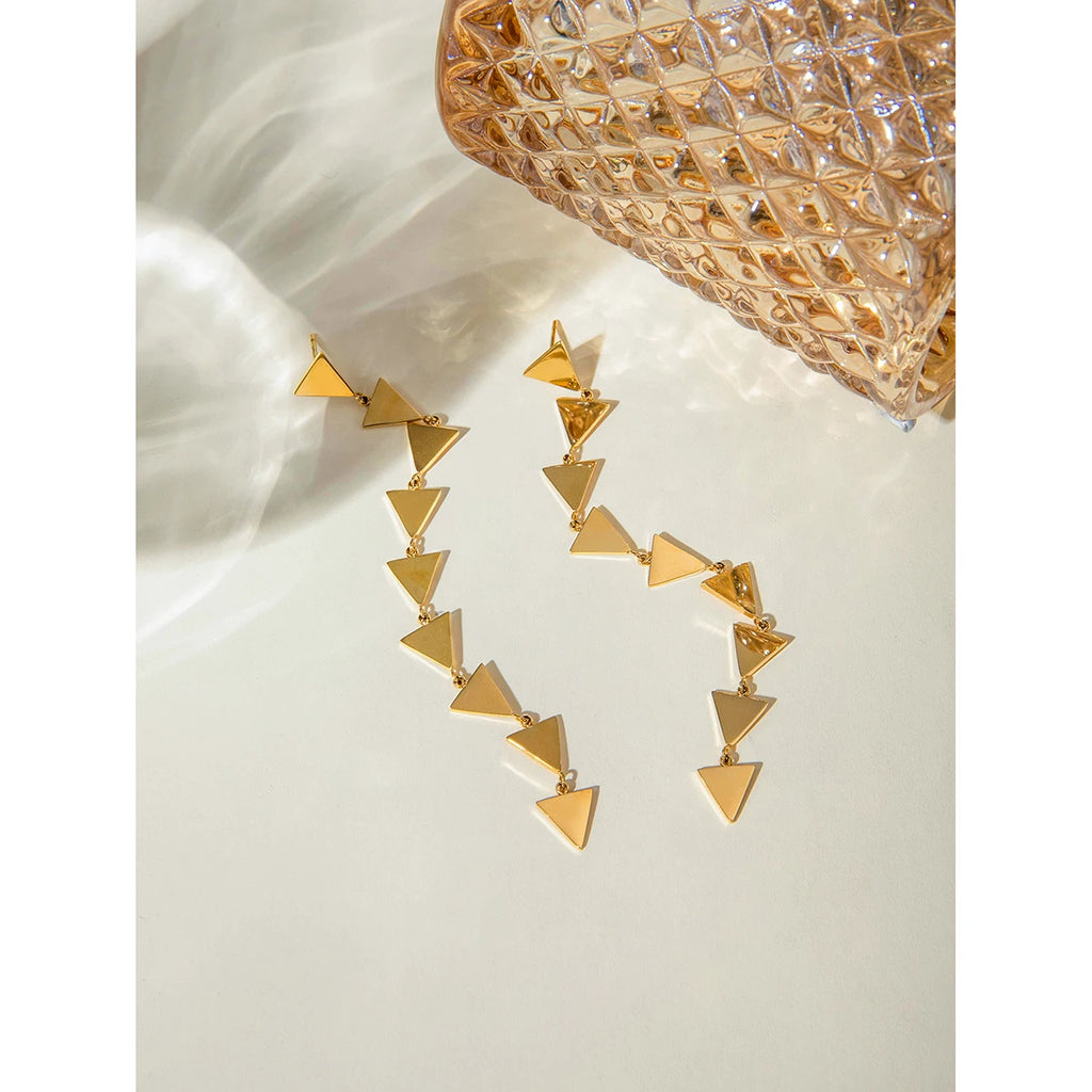 18K vergoldete Edelstahl-Ohrringe mit glattem Dreieck-Anhänger, poliertes Metall, Statement-Textur, modische Charms, Schmuck