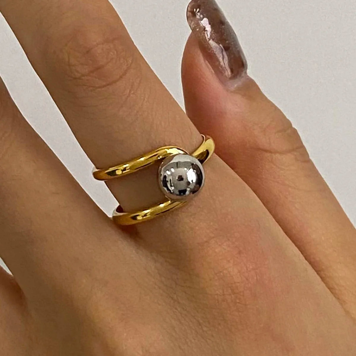 Bague d'ouverture minimaliste pour femmes avec boule en acier creuse, ligne assortie de couleur, charme plaqué or 18 carats, bijou anti-allergique, cadeau de gala