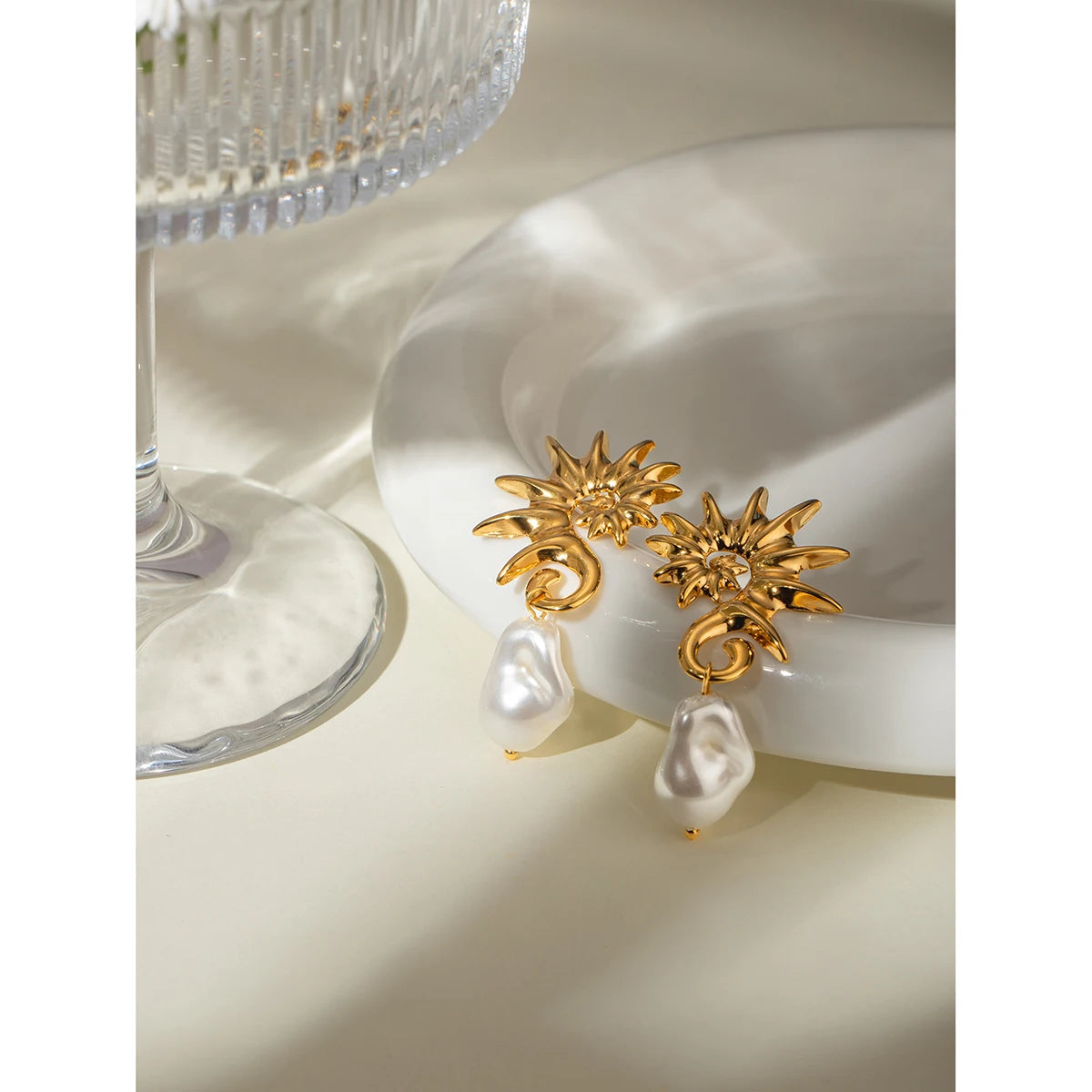 18K PVD-beschichteter Edelstahl Einfacher Seepferdchen-Faden Hängende Imitationsperlen-Ohrringe Wasserdicht Hochwertiger Damenschmuck