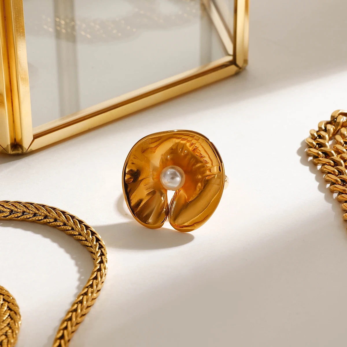 Minimalistischer 18k vergoldeter Edelstahl unregelmäßiger kreisförmiger gefalteter Perlblatt-Offenring für Frauen, anti-allergischer Charmschmuck