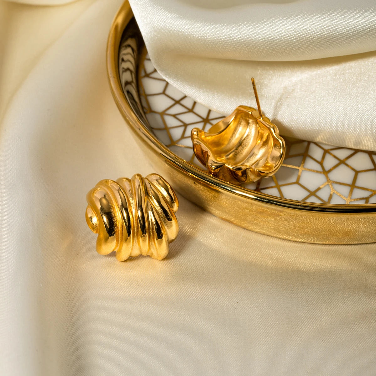 18k Gold Light Cozy Stainless Steel Plated Line Wrinkled Irregular Earrings Rust Proof Women Jewelry Bijoux Femme Gala Gift