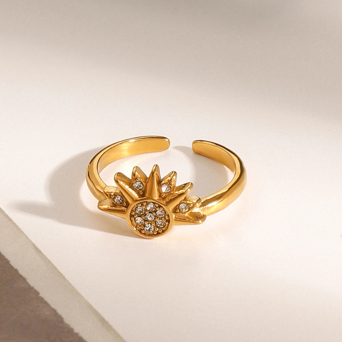 Minimalistischer 18k vergoldeter Edelstahl Hochwertiger Diamant Sonnenförmiger Ring für Frauen Allergieprävention Charmschmuck Gala Geschenk