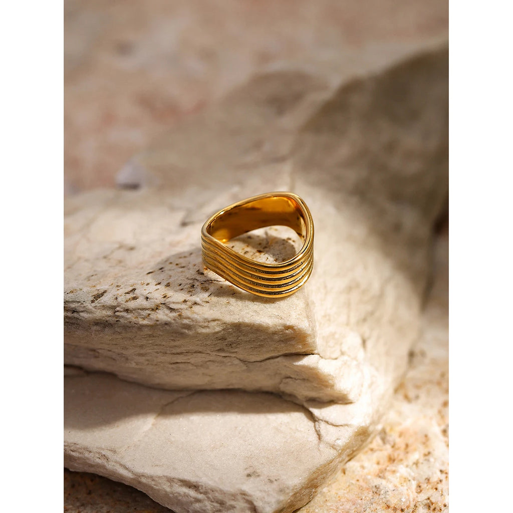 Exquisito anillo cerrado ondulado de líneas simples geométricas de acero inoxidable 18K impermeable para mujer de alta calidad бижутерия regalo para fiesta