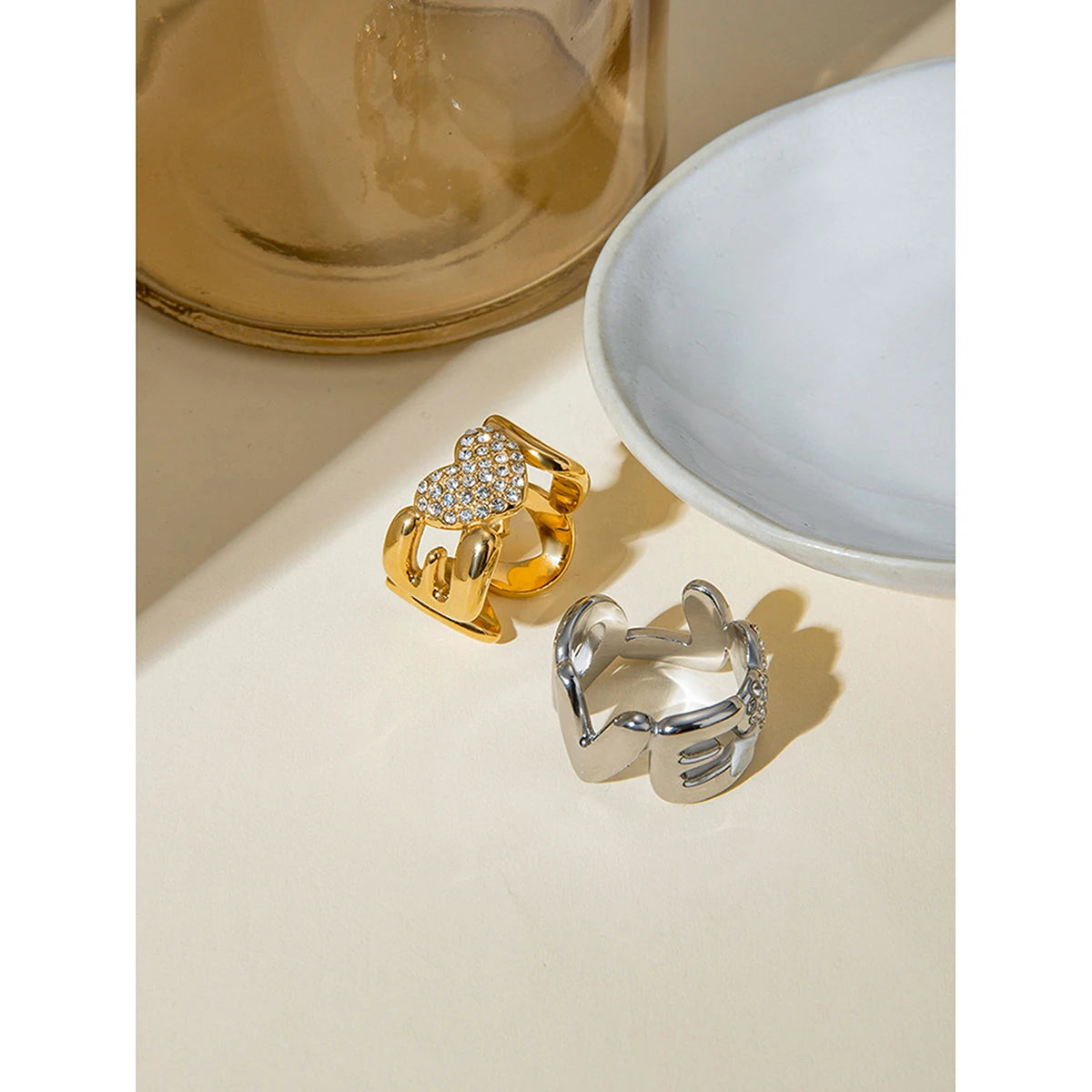 Bague fermée premium pour femmes en acier inoxydable léger et confortable, plaquée PVD 18K, avec incrustation géométrique de lettre LOVE et strass