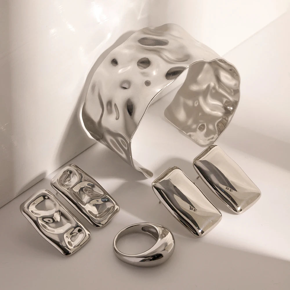 Low Key Luxe Roestvrij Staal Adembenemend Reflecterende Afwerking Oorbel Zilverkleurige Textuur Vrouwen Dagelijks Draagcadeau