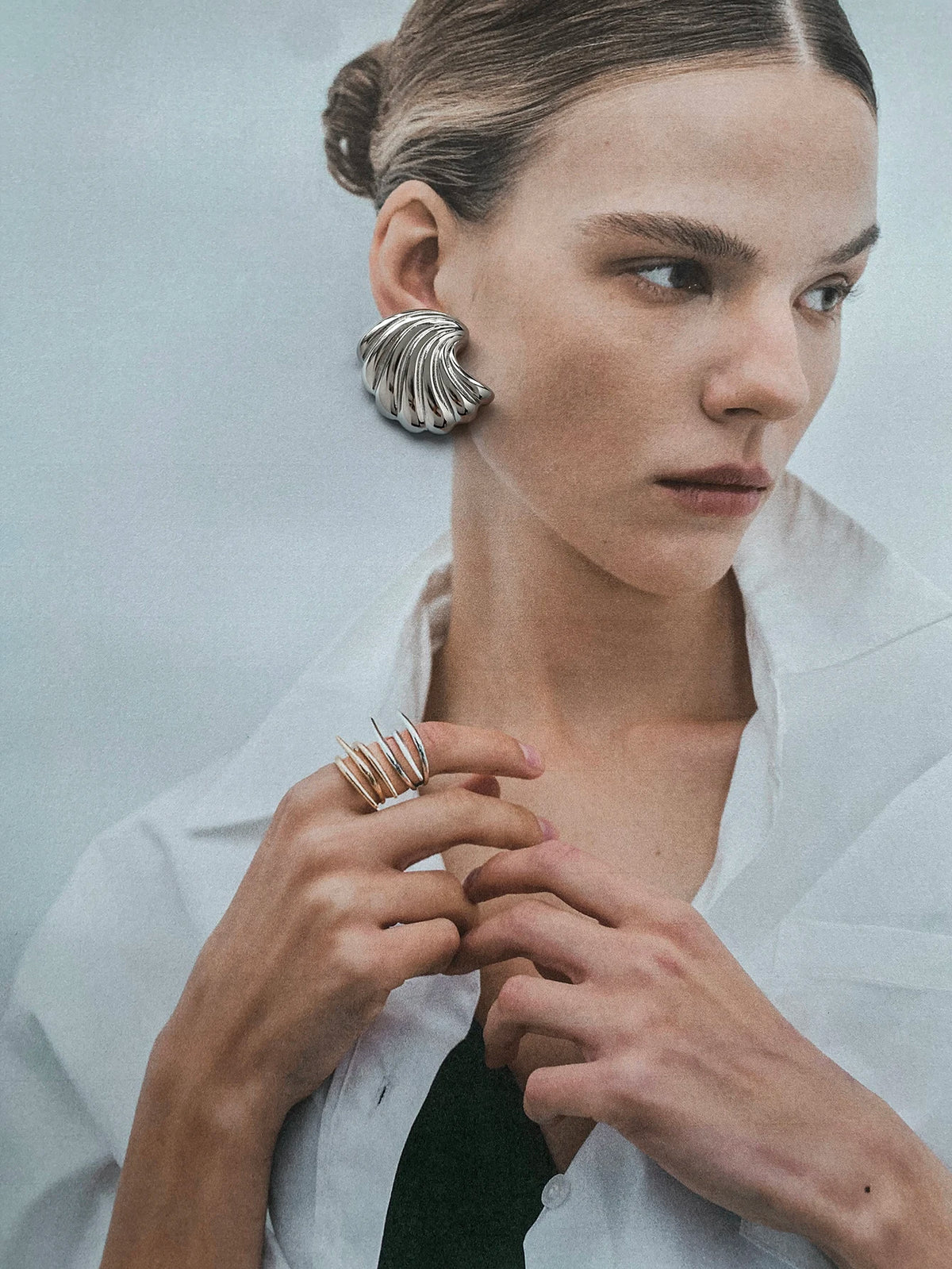 Pendientes de botón de concha marina con onda de acero inoxidable chapado en PVD de 18K Alta calidad Geométricos Impermeables para mujer Joyería exquisita Regalo