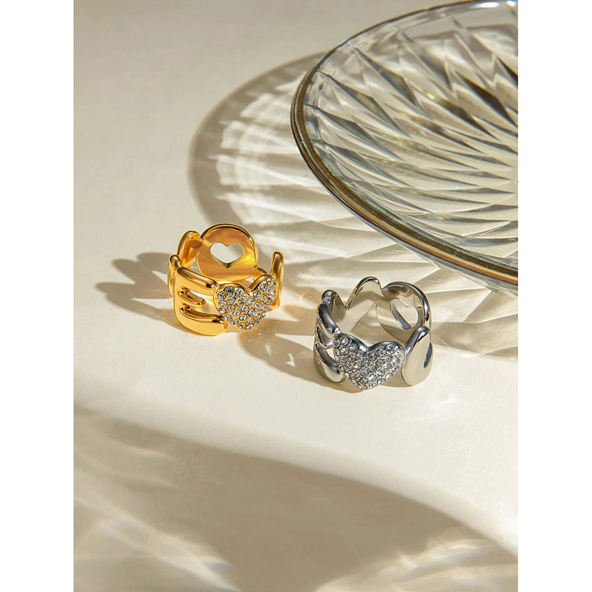 Bague fermée premium pour femmes en acier inoxydable léger et confortable, plaquée PVD 18K, avec incrustation géométrique de lettre LOVE et strass