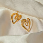 Brincos de Coração de Amor com Design Canelado em Aço Inoxidável Minimalista de Declaração Banhados a Ouro 18K Joias Criativas Exclusivas Personalizadas