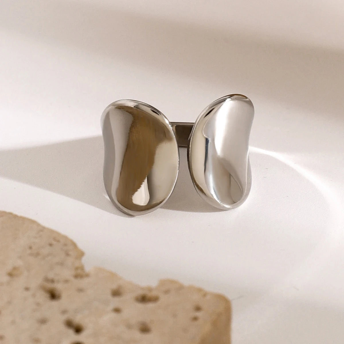 Rostfreier 18K PVD-beschichteter symmetrischer glatter offener Ring aus Edelstahl für Damen, rostfreier Metall-Statement-Schmuck, wasserdicht