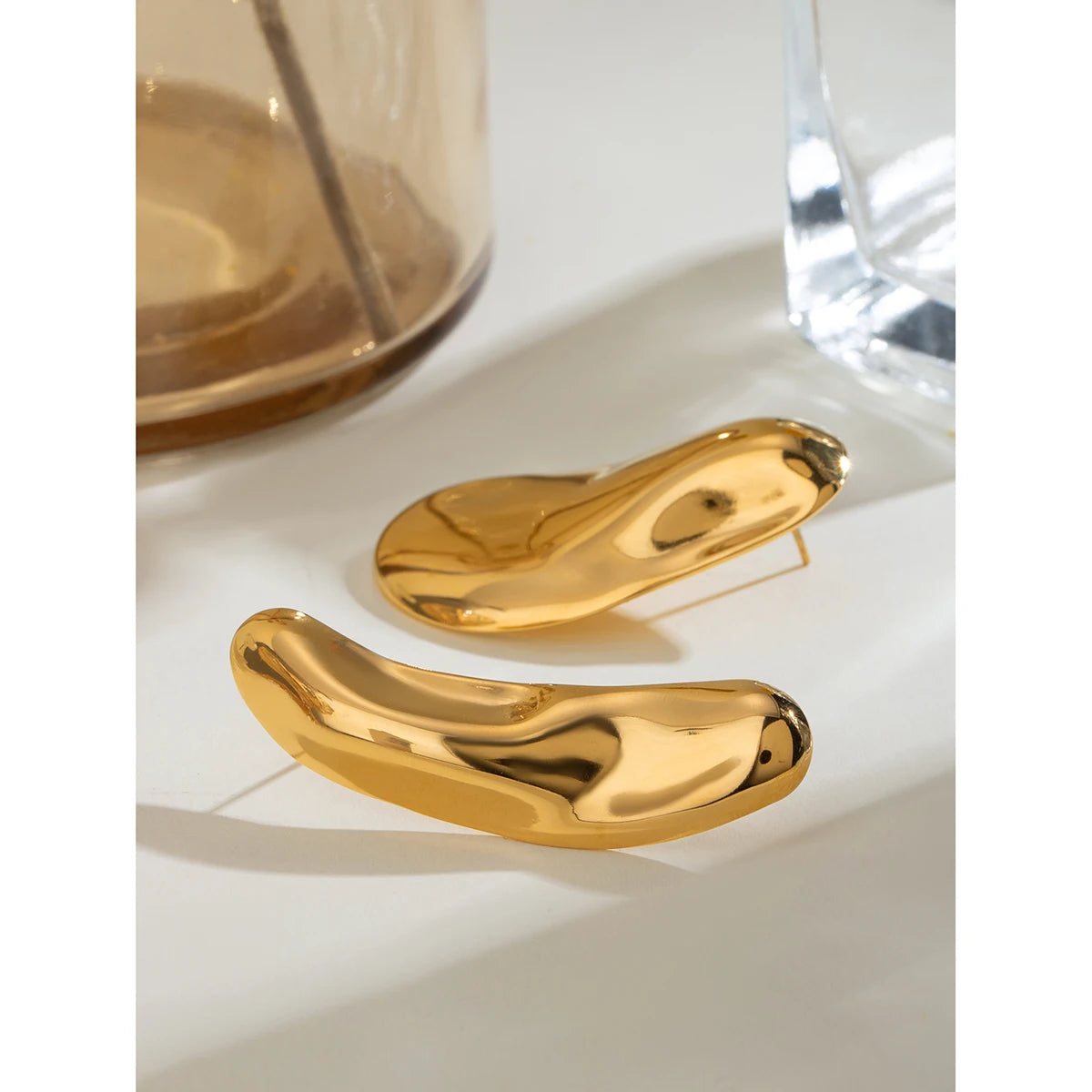 18K PVD-beschichtete modische asymmetrische Linsen-konvexe Hammerschlag-Struktur Ohrringe aus Edelstahl für Frauen, allergiepräventiv, stilvoller Schmuck