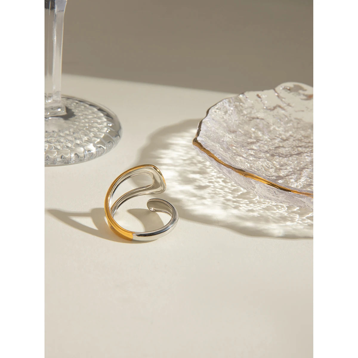 Minimalistischer 18k vergoldeter leichter gemütlicher farblich abgestimmter Kreuz asymmetrischer offener Ring charmanter Schmuck aus Edelstahl als Statement