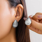 18K vergoldete Edelstahl-Textur Wassertröpfchen Muschel-Ohrringe Poliertes Metall Statement-Textur Modeanhänger Schmuck