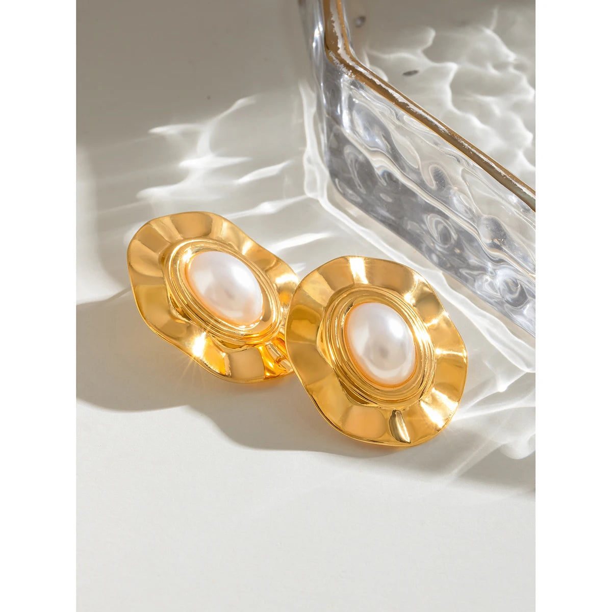 18Kゴールドメッキ 精巧な模造パール オーバル プリーツイヤリング 女性用 ステンレススチール ミニマリスト チャーム ネックレスジュエリー