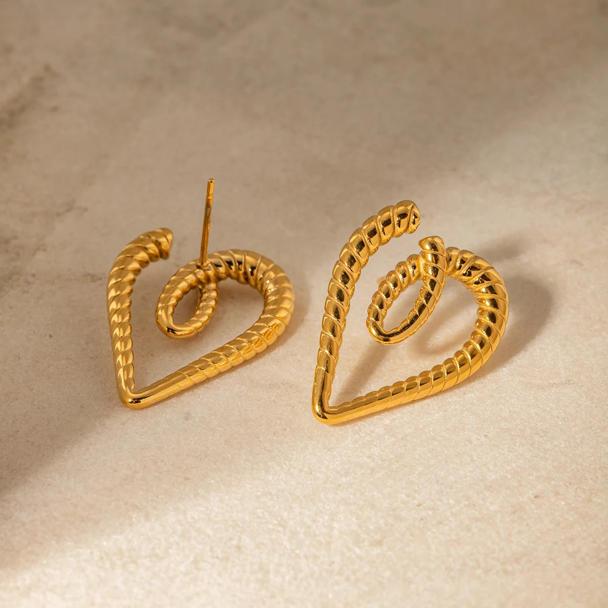 Brincos de Coração de Amor com Design Canelado em Aço Inoxidável Minimalista de Declaração Banhados a Ouro 18K Joias Criativas Exclusivas Personalizadas